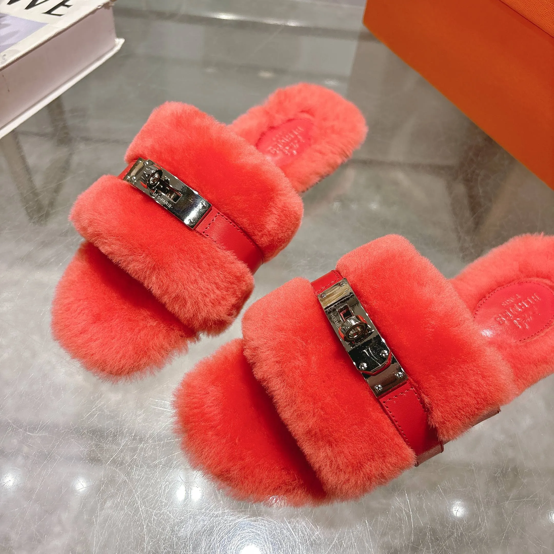 👟👟Ex-factory price 500👟👟 Purchasing agent level Hermes Hermès second uncle hair slippers are in stock all year round. 2025 new and new colors official website, Xiaohongshu synchronizes the latest color matching Hermès hot models are hot online, upgraded workmanship, high quality! Fashionable small wool H-trailers, autumn and winter style flat-soled wool mop, can be customized without standard, non-refundable and non-exchangeable. Fabric: Imported lamb's roll real wool. Lining: Imported lamb's roll real wool. Outsole: Genuine leather outsole. Size: 35-43, [Note: 41, 42, 43 customized]